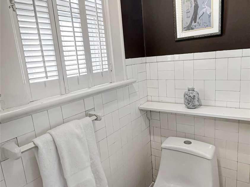 436 3rd Avenue, Hickory, NC 28601.  MLS# CAR4283536, YatesRealty ID 29624. Half Bath on Main