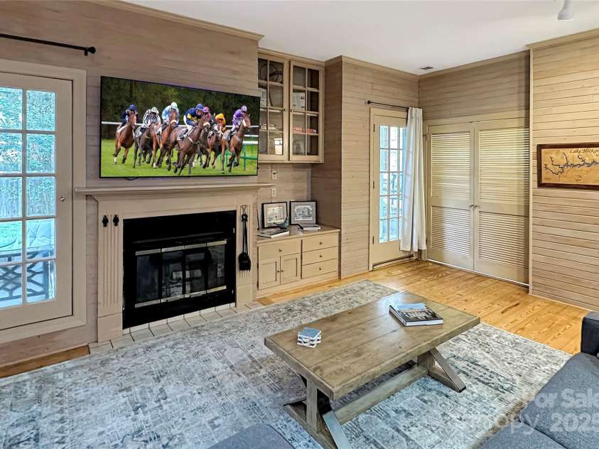 436 3rd Avenue, Hickory, NC 28601.  MLS# CAR4283536, YatesRealty ID 29624. Interior/Exterior access. Family Room with fireplace, full bath and laundry.