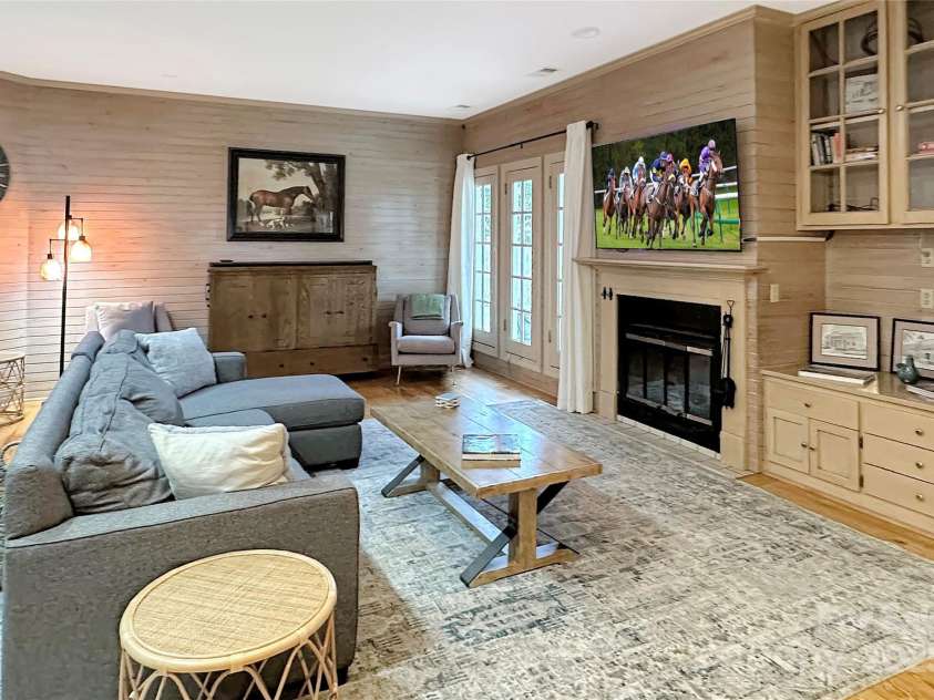 436 3rd Avenue, Hickory, NC 28601.  MLS# CAR4283536, YatesRealty ID 29624. Interior/Exterior access. Family Room with fireplace, full bath and laundry.