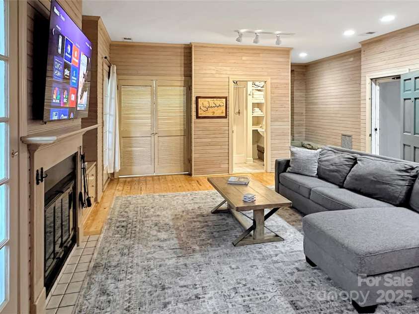 436 3rd Avenue, Hickory, NC 28601.  MLS# CAR4283536, YatesRealty ID 29624. Interior/Exterior access. Family Room with fireplace, full bath and laundry.