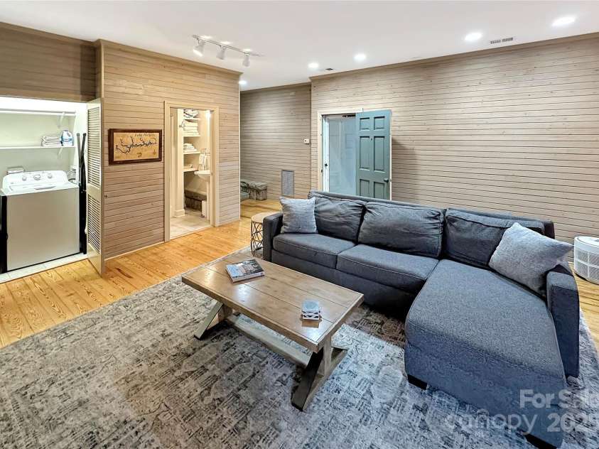 436 3rd Avenue, Hickory, NC 28601.  MLS# CAR4283536, YatesRealty ID 29624. Interior/Exterior access. Family Room with fireplace, full bath and laundry.