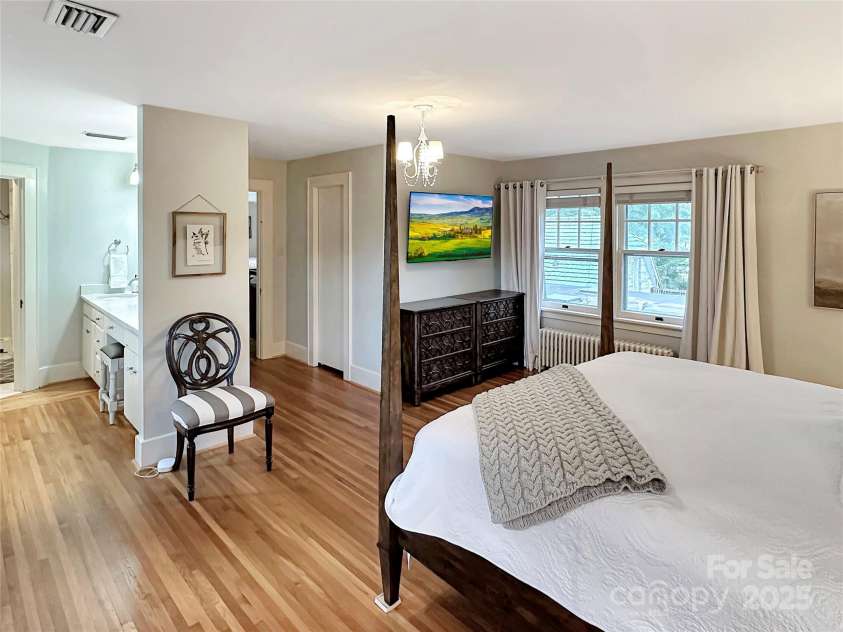 436 3rd Avenue, Hickory, NC 28601.  MLS# CAR4283536, YatesRealty ID 29624. Primary Suite w/2 walk-in closets