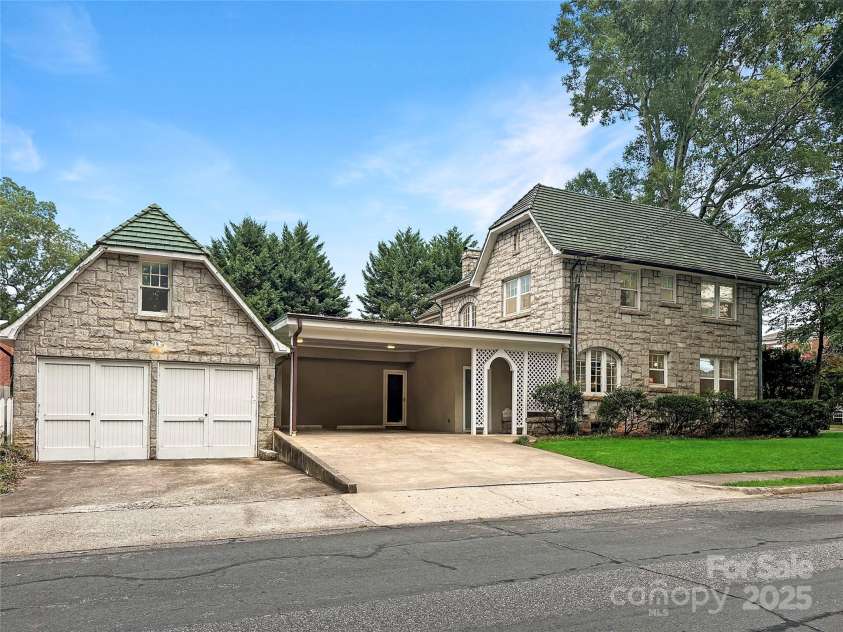 436 3rd Avenue, Hickory, NC 28601.  MLS# CAR4283536, YatesRealty ID 29624. Room over Garage and Carport