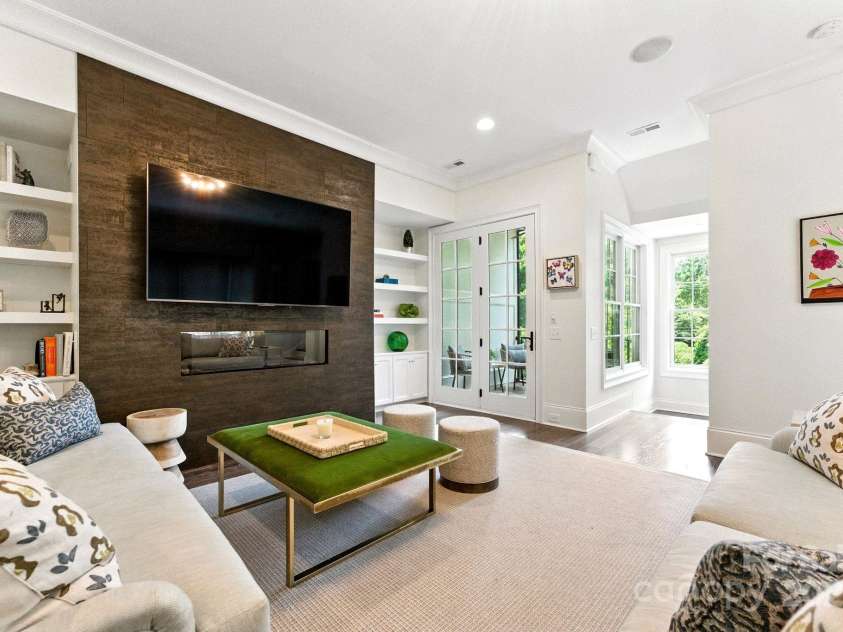 1614 Lombardy Circle, Charlotte, NC 28203.  MLS# CAR4279455, YatesRealty ID 29626. Family room
