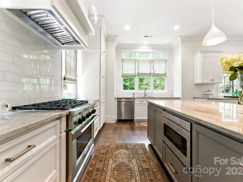 1614 Lombardy Circle, Charlotte, NC 28203.  MLS# CAR4279455, YatesRealty ID 29626. Kitchen
