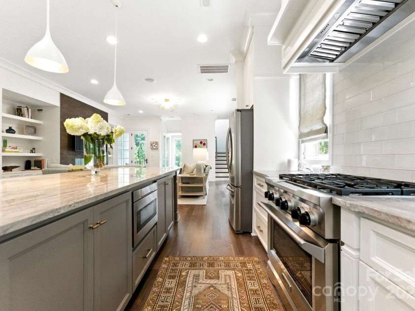 1614 Lombardy Circle, Charlotte, NC 28203.  MLS# CAR4279455, YatesRealty ID 29626. Kitchen