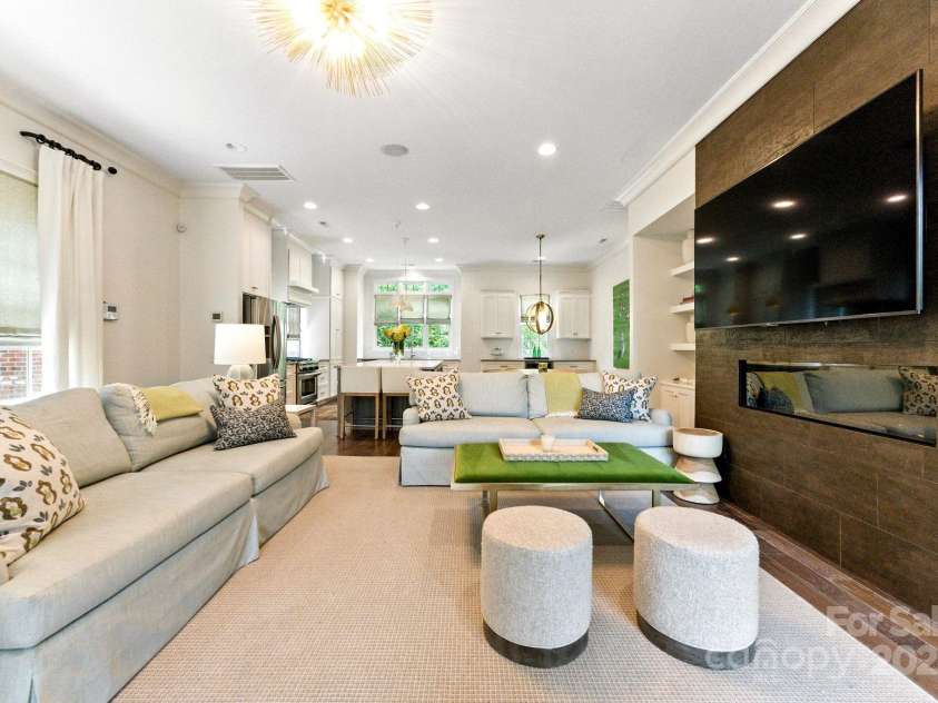 1614 Lombardy Circle, Charlotte, NC 28203.  MLS# CAR4279455, YatesRealty ID 29626. Main level family room