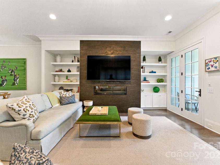 1614 Lombardy Circle, Charlotte, NC 28203.  MLS# CAR4279455, YatesRealty ID 29626. Main level family room