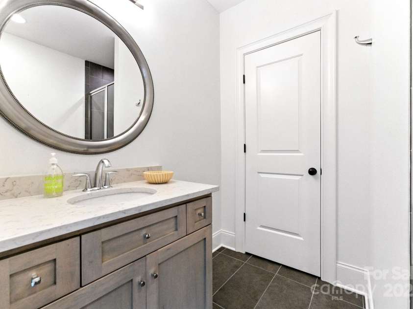 1614 Lombardy Circle, Charlotte, NC 28203.  MLS# CAR4279455, YatesRealty ID 29626. Upper level full bath
