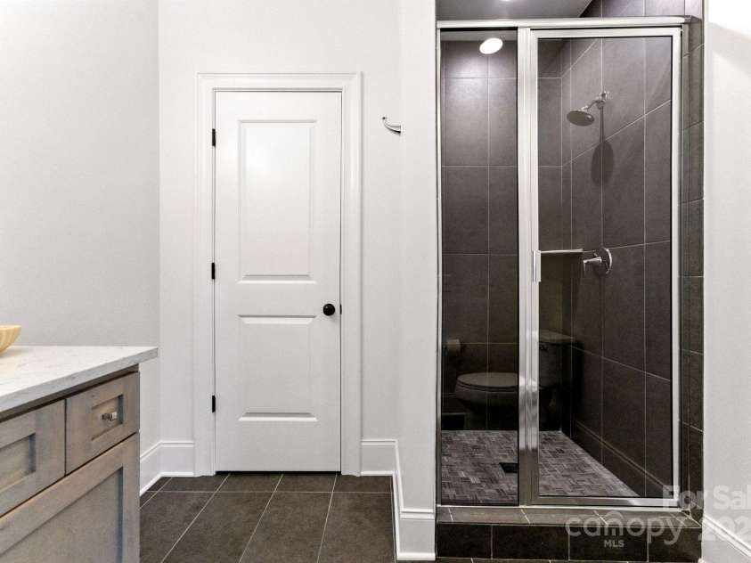 1614 Lombardy Circle, Charlotte, NC 28203.  MLS# CAR4279455, YatesRealty ID 29626. Upper level full bath