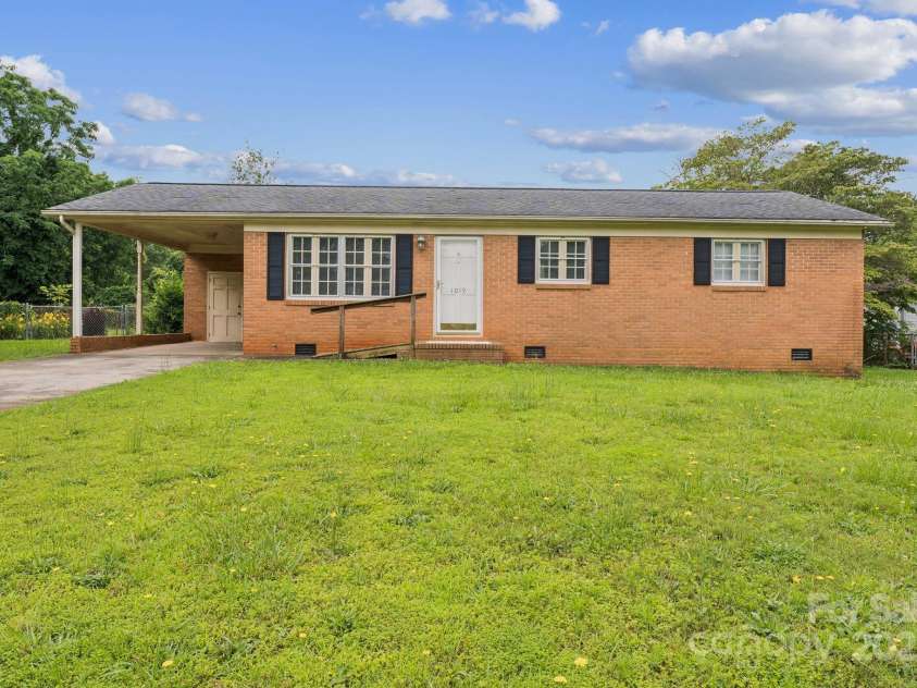 1019 Carmel Drive, Gastonia, NC 28056.  MLS# CAR4272219, YatesRealty ID 29627. 