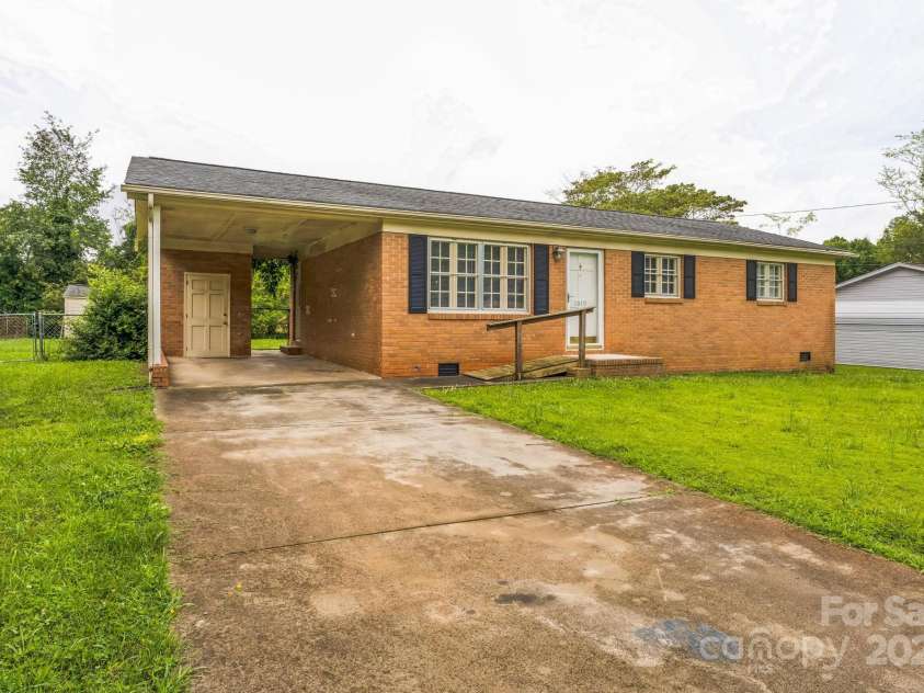 1019 Carmel Drive, Gastonia, NC 28056.  MLS# CAR4272219, YatesRealty ID 29627. 