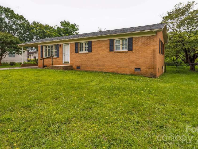 1019 Carmel Drive, Gastonia, NC 28056.  MLS# CAR4272219, YatesRealty ID 29627. 