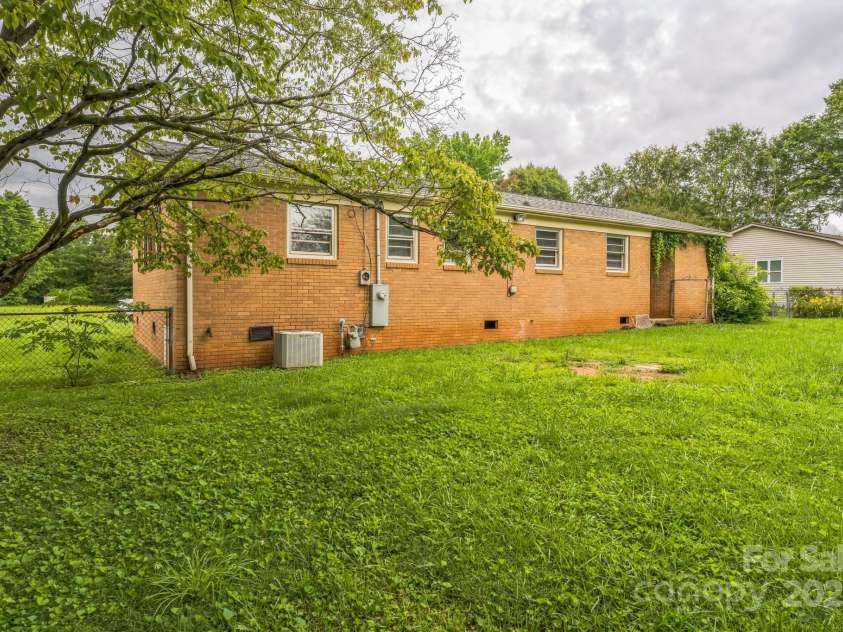 1019 Carmel Drive, Gastonia, NC 28056.  MLS# CAR4272219, YatesRealty ID 29627. 