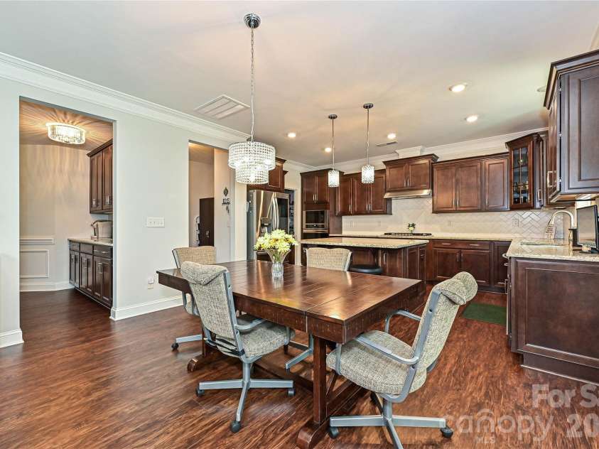 406 Sinaloa Street, Waxhaw, NC 28173.  MLS# CAR4390776, YatesRealty ID 29627. Large breakfast area