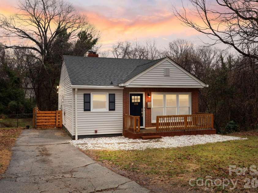 817 Brent Street, Winston Salem, NC 27103.  MLS# CAR4353789, YatesRealty ID 2963. 