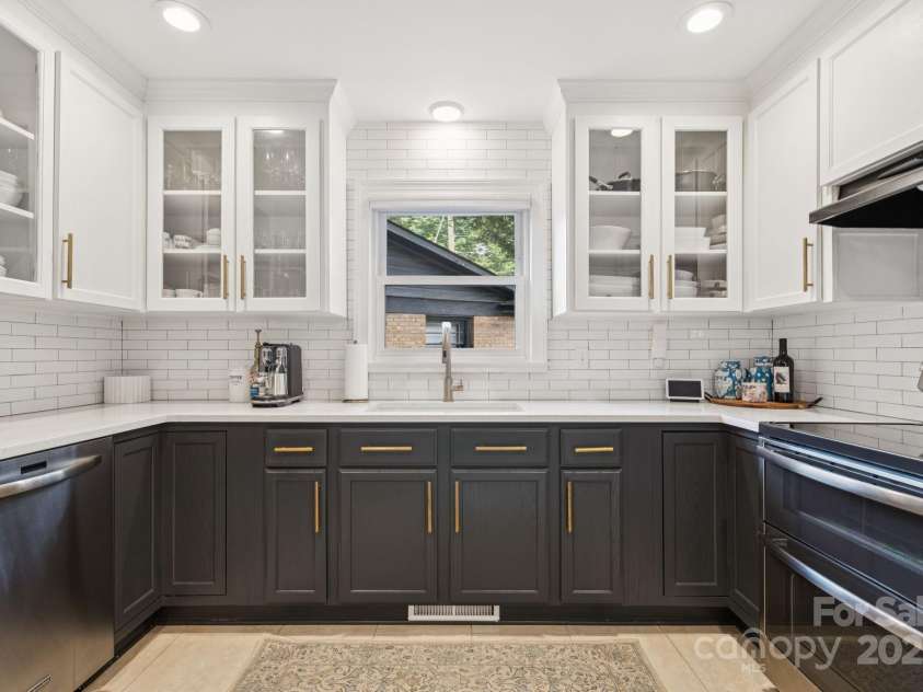 1520 Starbrook Drive, Charlotte, NC 28210.  MLS# CAR4274449, YatesRealty ID 29630. The bright, updated kitchen comes complete with quartz countertops and SS appliances.