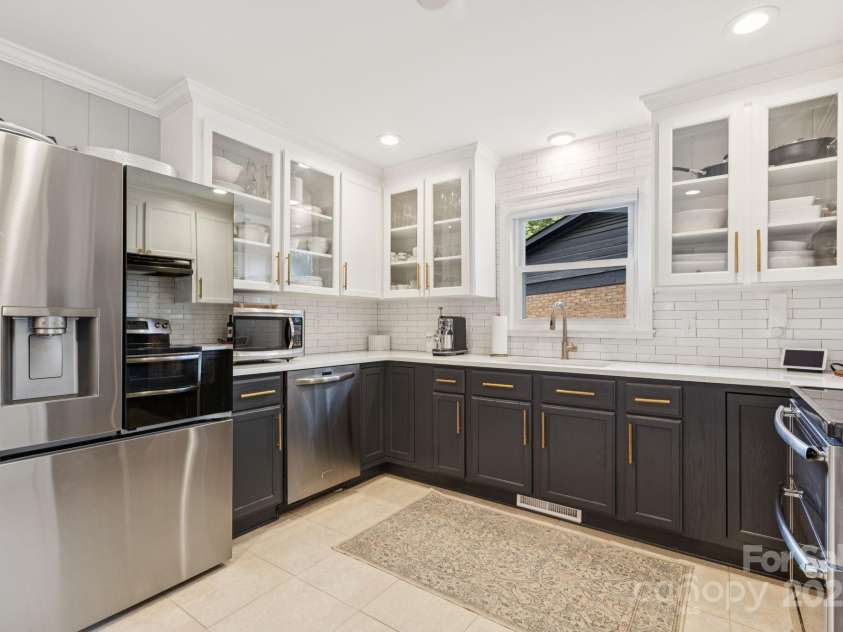 1520 Starbrook Drive, Charlotte, NC 28210.  MLS# CAR4274449, YatesRealty ID 29630. The bright, updated kitchen comes complete with quartz countertops and SS appliances.