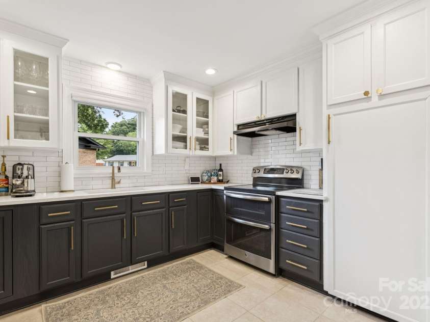 1520 Starbrook Drive, Charlotte, NC 28210.  MLS# CAR4274449, YatesRealty ID 29630. The bright, updated kitchen comes complete with quartz countertops and SS appliances.