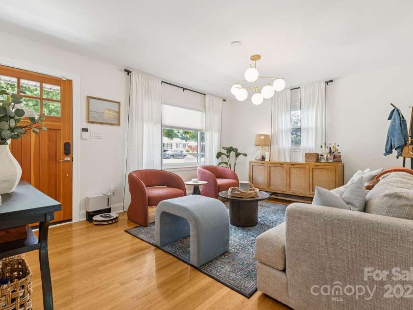 1520 Starbrook Drive, Charlotte, NC 28210.  MLS# CAR4274449, YatesRealty ID 29630. You'll immediately notice the gleaming original hardwood floors & natural light that fills this open, spacious family room.