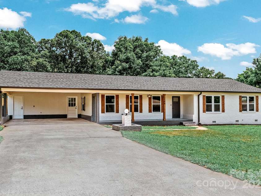 109 Robin Lane, Statesville, NC 28677.  MLS# CAR4281690, YatesRealty ID 29631. 