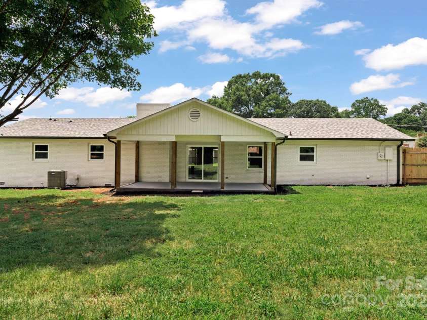 109 Robin Lane, Statesville, NC 28677.  MLS# CAR4281690, YatesRealty ID 29631. 