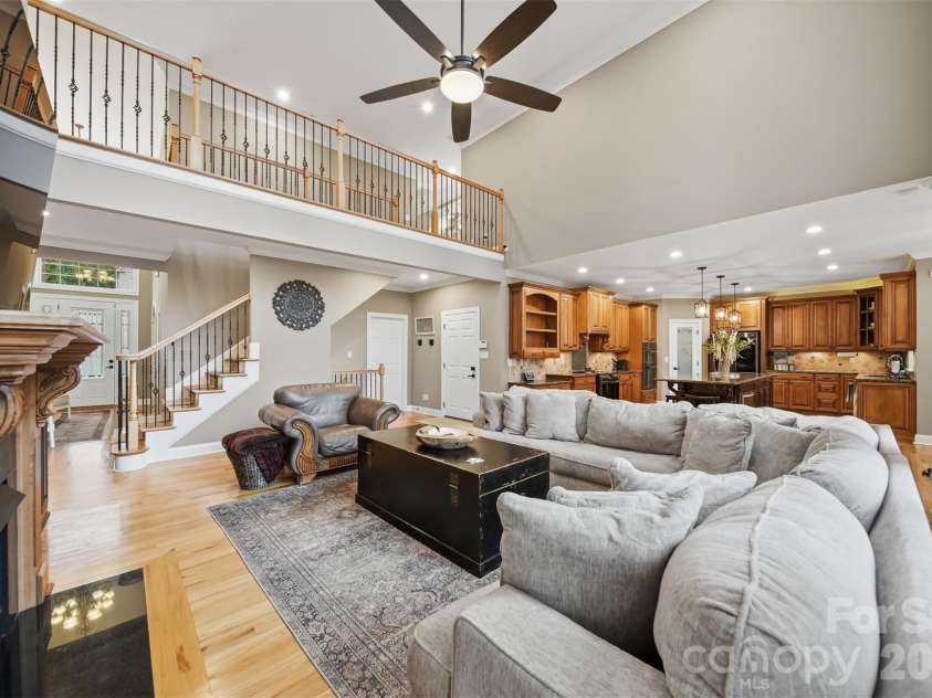 151 43rd Avenue Drive, Hickory, NC 28601.  MLS# CAR4379957, YatesRealty ID 29631. 
