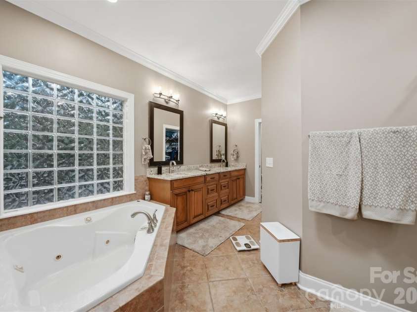 151 43rd Avenue Drive, Hickory, NC 28601.  MLS# CAR4379957, YatesRealty ID 29631. 