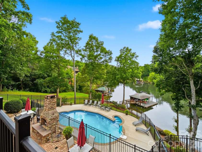 151 43rd Avenue Drive, Hickory, NC 28601.  MLS# CAR4379957, YatesRealty ID 29631. 