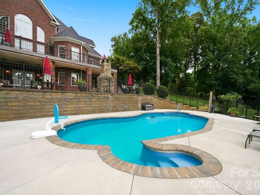 151 43rd Avenue Drive, Hickory, NC 28601.  MLS# CAR4379957, YatesRealty ID 29631. 