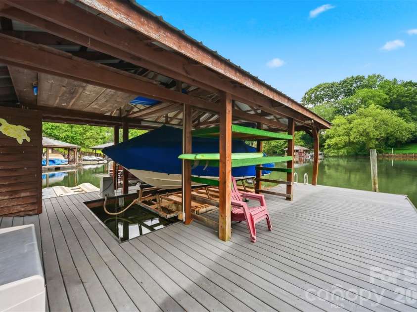 151 43rd Avenue Drive, Hickory, NC 28601.  MLS# CAR4379957, YatesRealty ID 29631. 