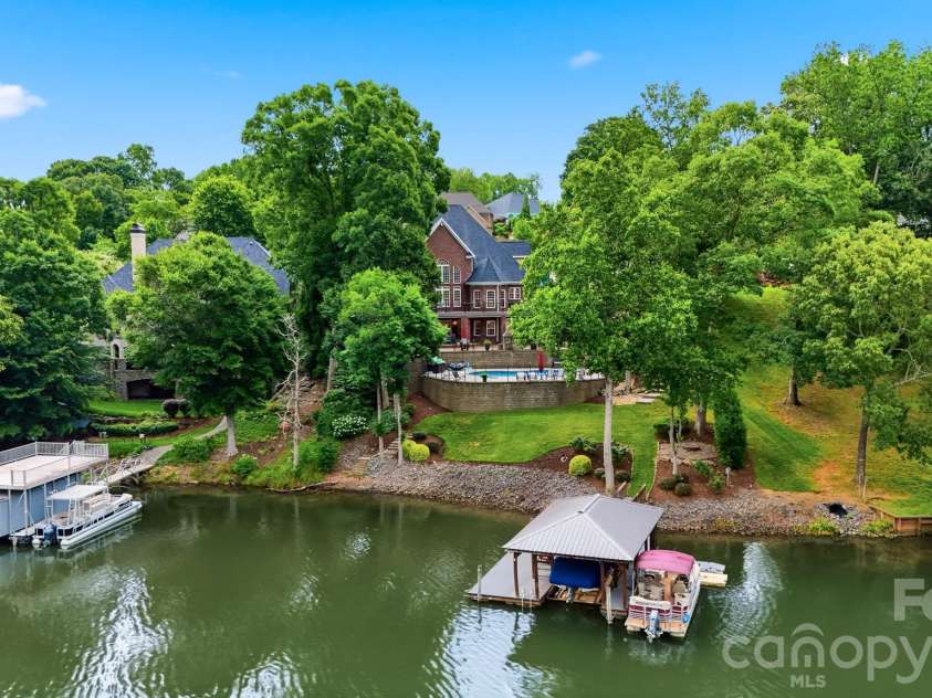151 43rd Avenue Drive, Hickory, NC 28601.  MLS# CAR4379957, YatesRealty ID 29631. 