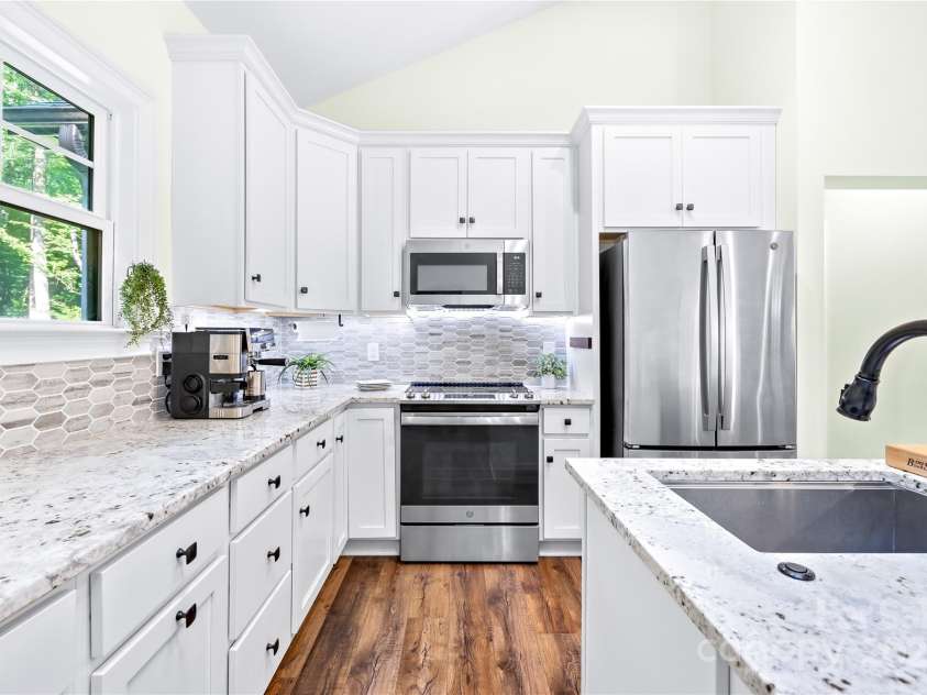 171 Shenandoah Loop, Troutman, NC 28166.  MLS# CAR4283740, YatesRealty ID 29636. Granite, tile backsplash, stainless appliances and more!