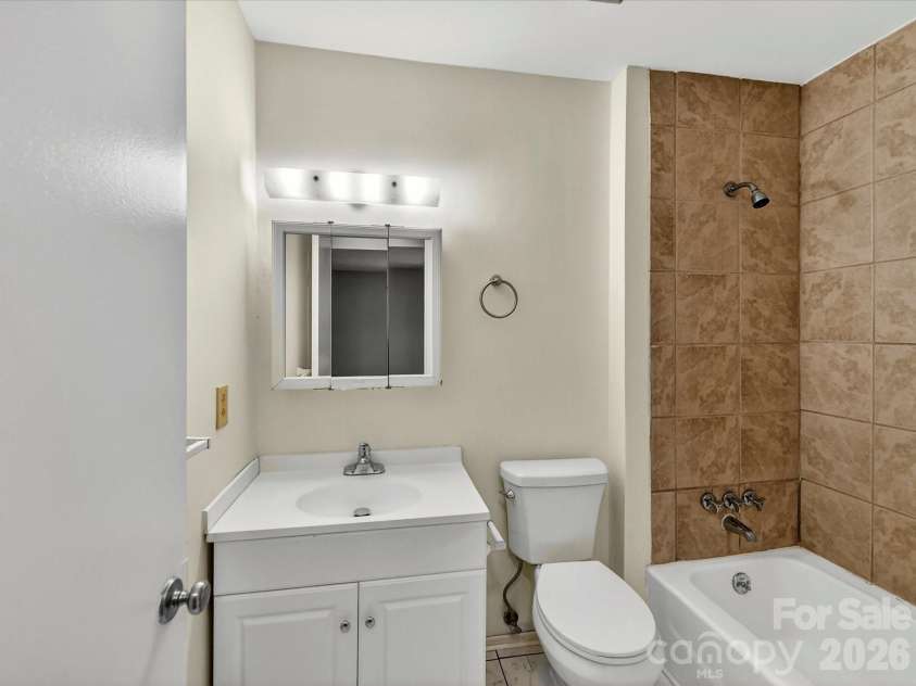 7924 Shady Oak Trail, Charlotte, NC 28210.  MLS# CAR4384519, YatesRealty ID 29637. Full bathroom