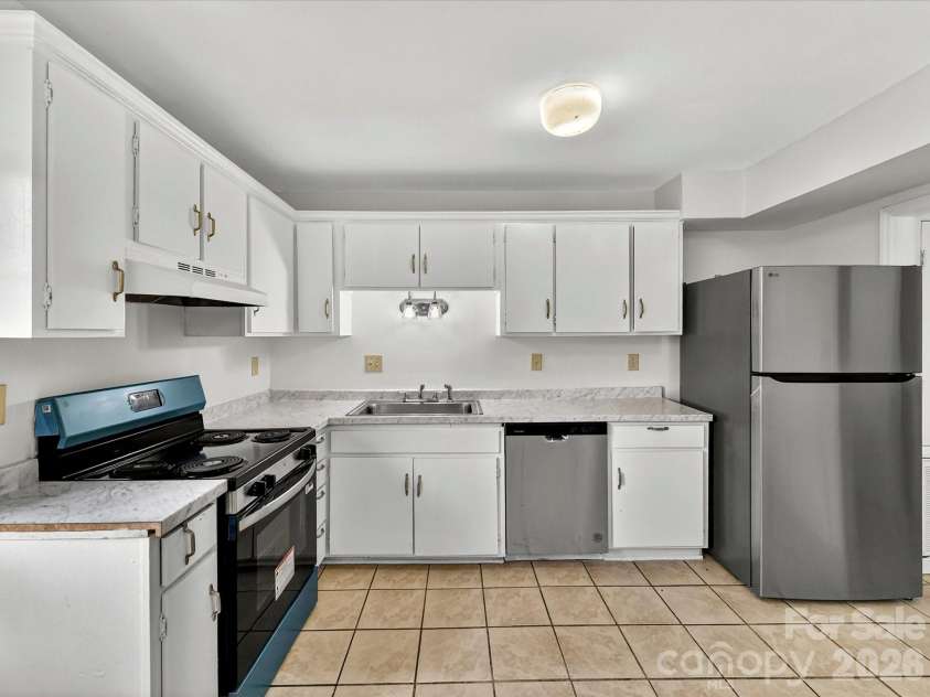7924 Shady Oak Trail, Charlotte, NC 28210.  MLS# CAR4384519, YatesRealty ID 29637. Kitchen with newer appliances