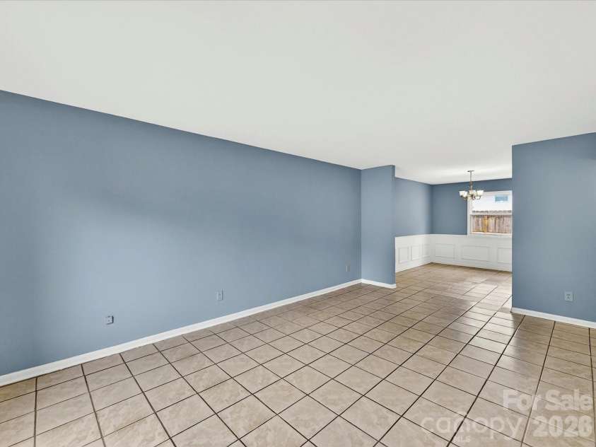 7924 Shady Oak Trail, Charlotte, NC 28210.  MLS# CAR4384519, YatesRealty ID 29637. Large living space