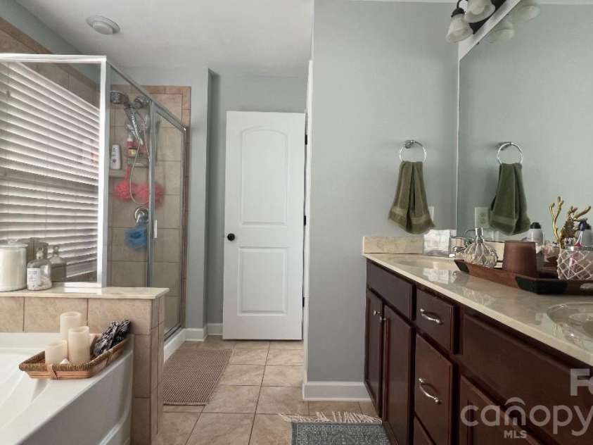 117 Fielding Street, Mount Holly, NC 28120.  MLS# CAR4390438, YatesRealty ID 29638. Primary En-suite Bathroom