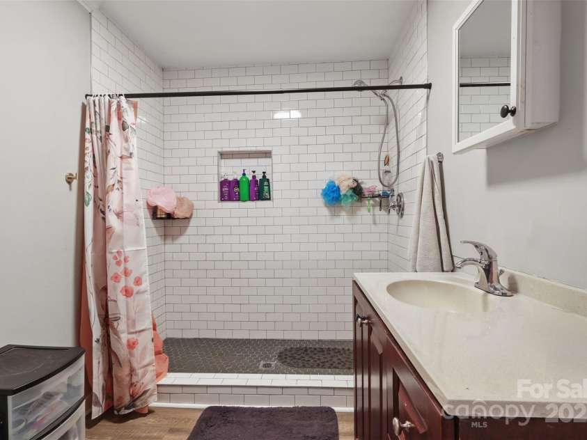 402 Boyd Street, Gastonia, NC 28052.  MLS# CAR4235578, YatesRealty ID 2964. Full Bathroom