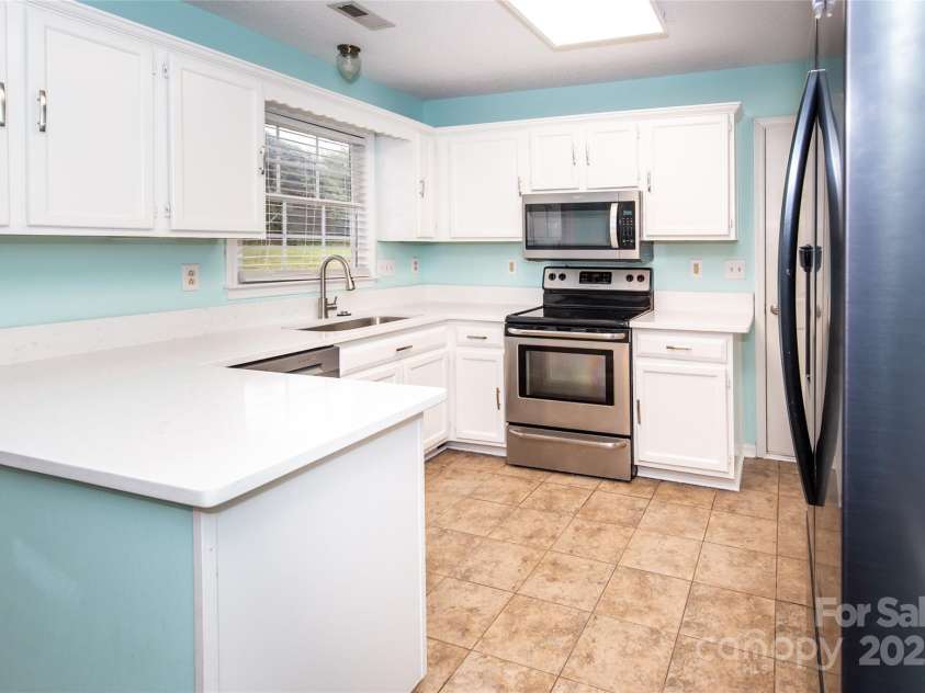 7427 Crestside Lane, Charlotte, NC 28227.  MLS# CAR4288080, YatesRealty ID 29642. 