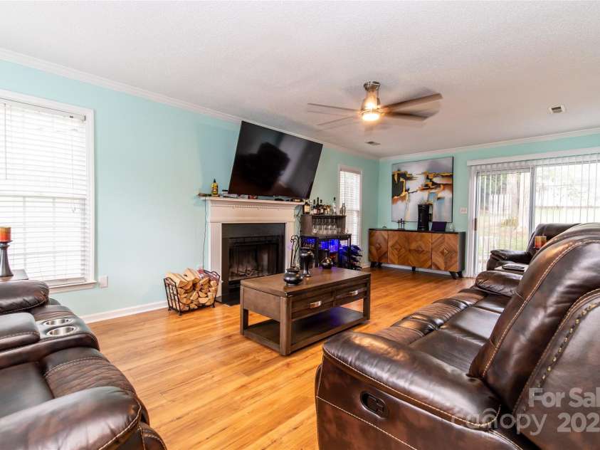 7427 Crestside Lane, Charlotte, NC 28227.  MLS# CAR4288080, YatesRealty ID 29642. Living Room
