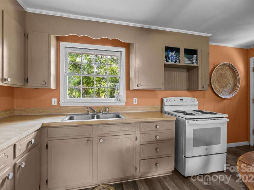 1109 Balthis Drive, Gastonia, NC 28054.  MLS# CAR4288083, YatesRealty ID 29643. 