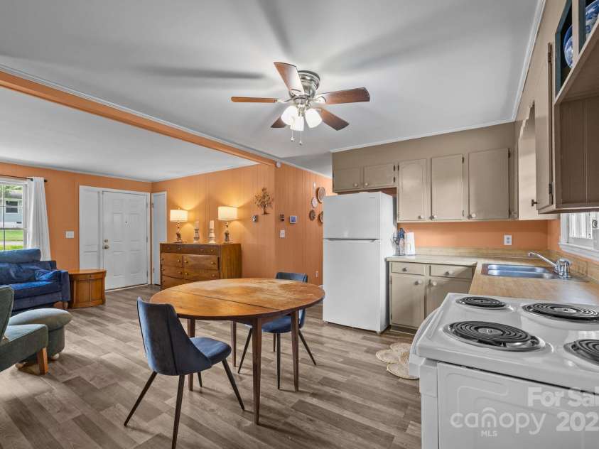 1109 Balthis Drive, Gastonia, NC 28054.  MLS# CAR4288083, YatesRealty ID 29643. 