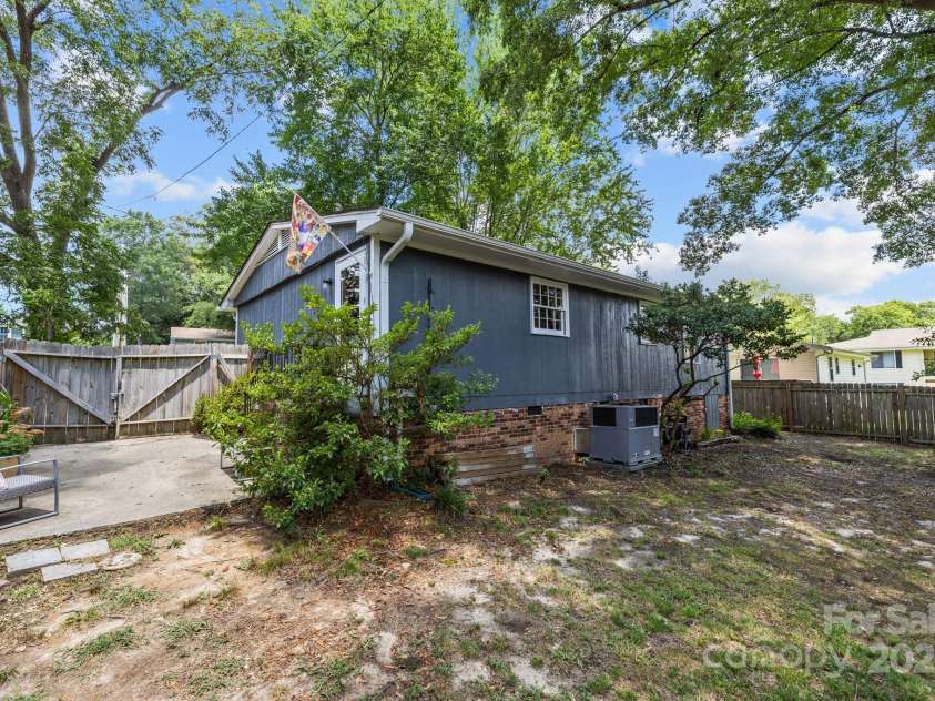 1109 Balthis Drive, Gastonia, NC 28054.  MLS# CAR4288083, YatesRealty ID 29643. 