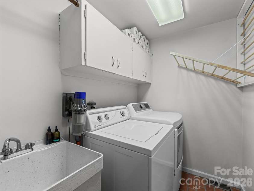 423 Vanderbilt Road, Asheville, NC 28803.  MLS# CAR4387571, YatesRealty ID 29643. 