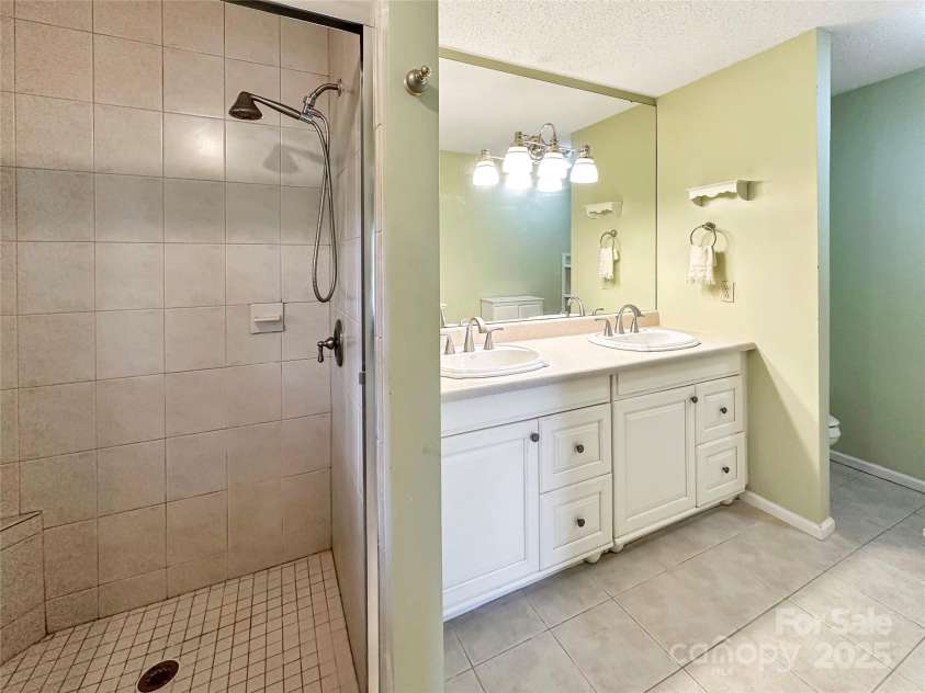 3245 15th Street, Hickory, NC 28601.  MLS# CAR4282798, YatesRealty ID 29644. 