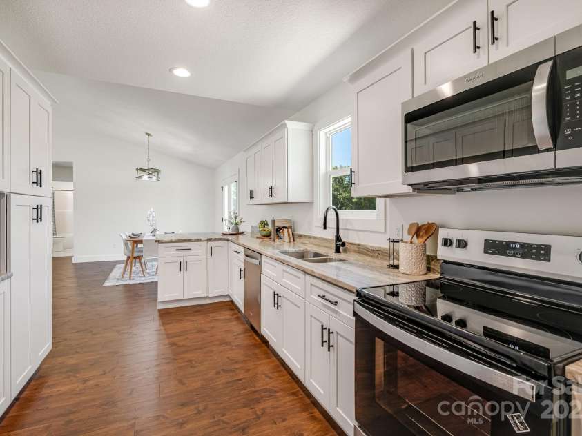 607 Silkwood Drive, Canton, NC 28716.  MLS# CAR4283110, YatesRealty ID 29645. Kitchen w/granite counters