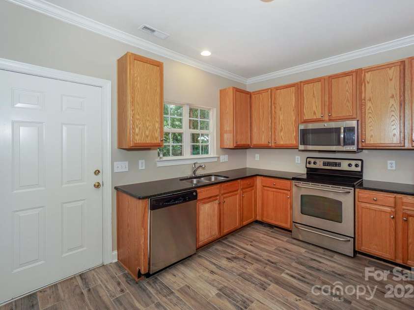 121 High Ridge Road, Mooresville, NC 28117.  MLS# CAR4261127, YatesRealty ID 29650. 