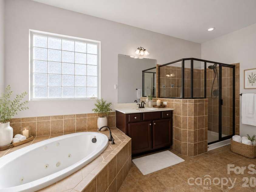 831 Irish Green Drive, Clover, SC 29710.  MLS# CAR4337798, YatesRealty ID 29654. Primary Bath