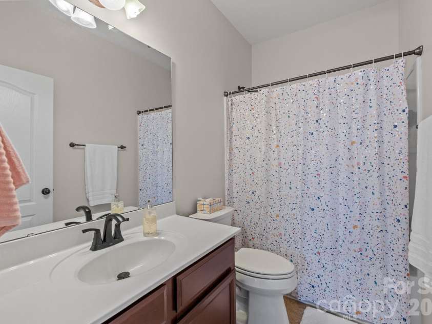 831 Irish Green Drive, Clover, SC 29710.  MLS# CAR4337798, YatesRealty ID 29654. Upstairs bath