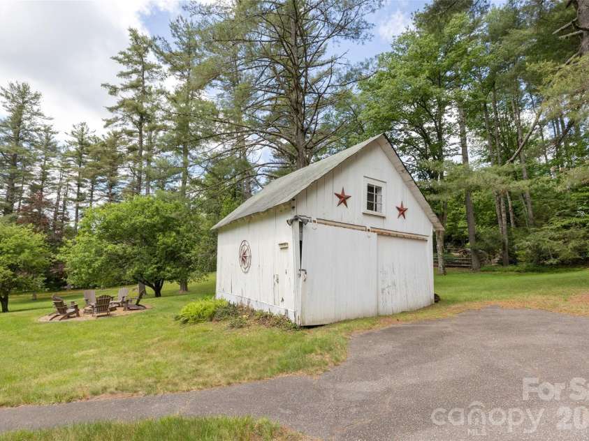 760 5th Street, Highlands, NC 28741.  MLS# CAR4390432, YatesRealty ID 29656. 